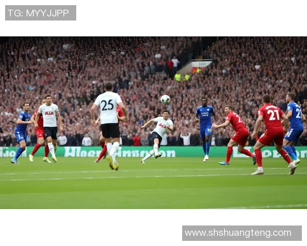 足球明星的女友们美丽瞬间大集合揭示她们的时尚与魅力